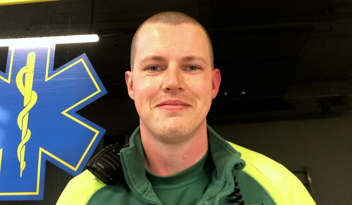 Porträttbild på Jakob klädd i ambulanskläder