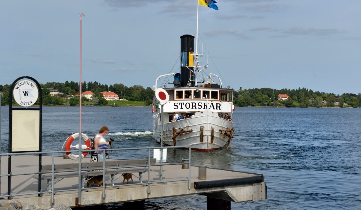 Båt anländer brygga.