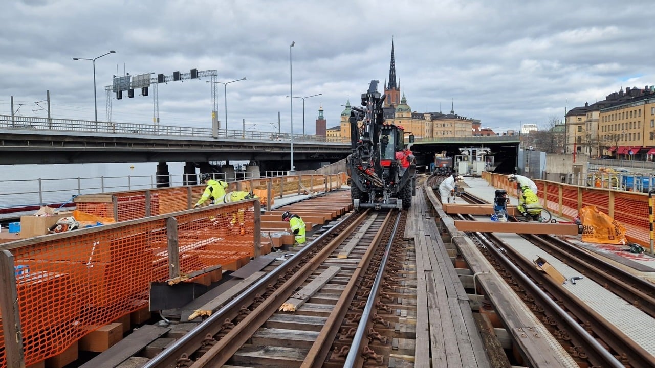 Byggarbete på Söderströmsbron med Riddarholmens byggnader och torn i bakgrunden.
