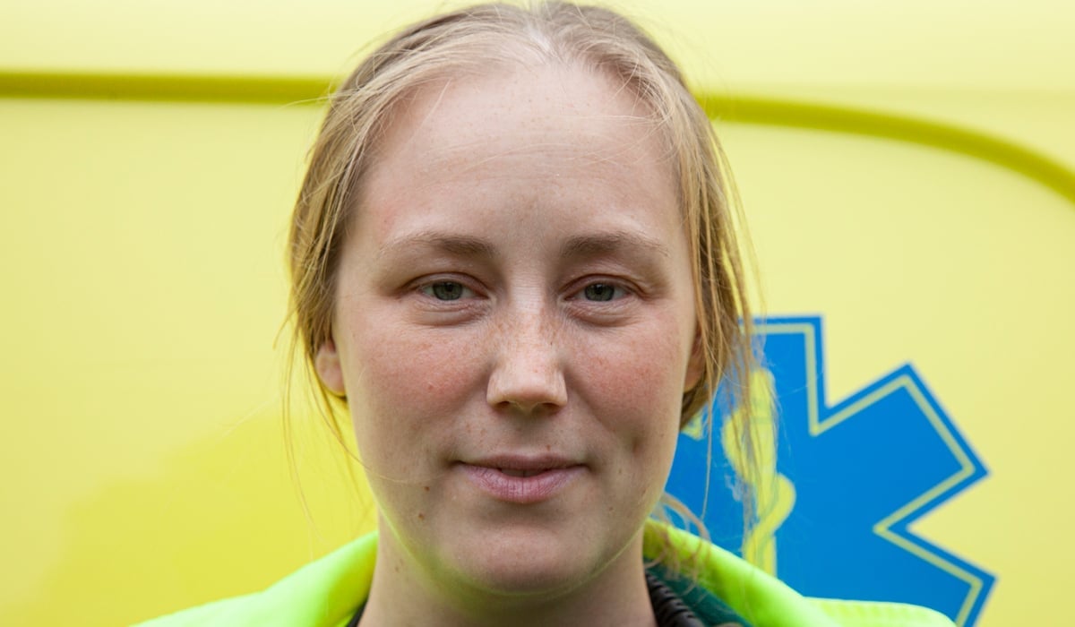 Porträttbild på Jessie, klädd i ambulanskläder