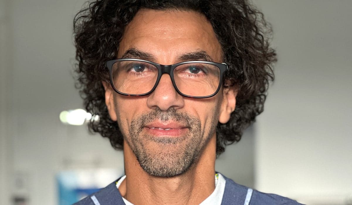 Porträttbild på Estanislao, klädd i sjukhuskläder