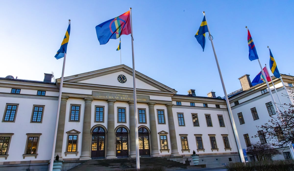 Samiska och svenska flaggor är hissade framför landstingshuset i Stockholm.