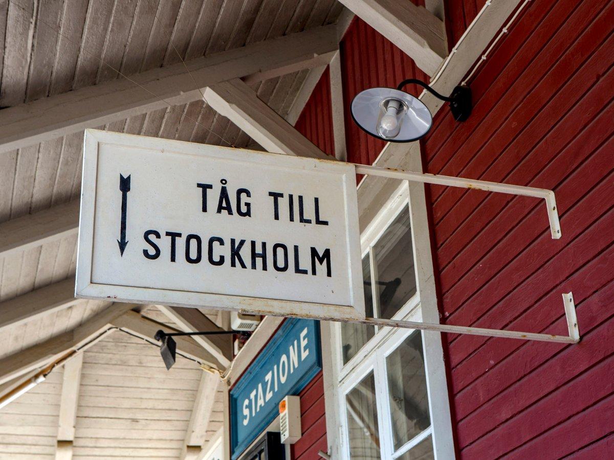 Skylt med texten "Tåg till Stockholm"