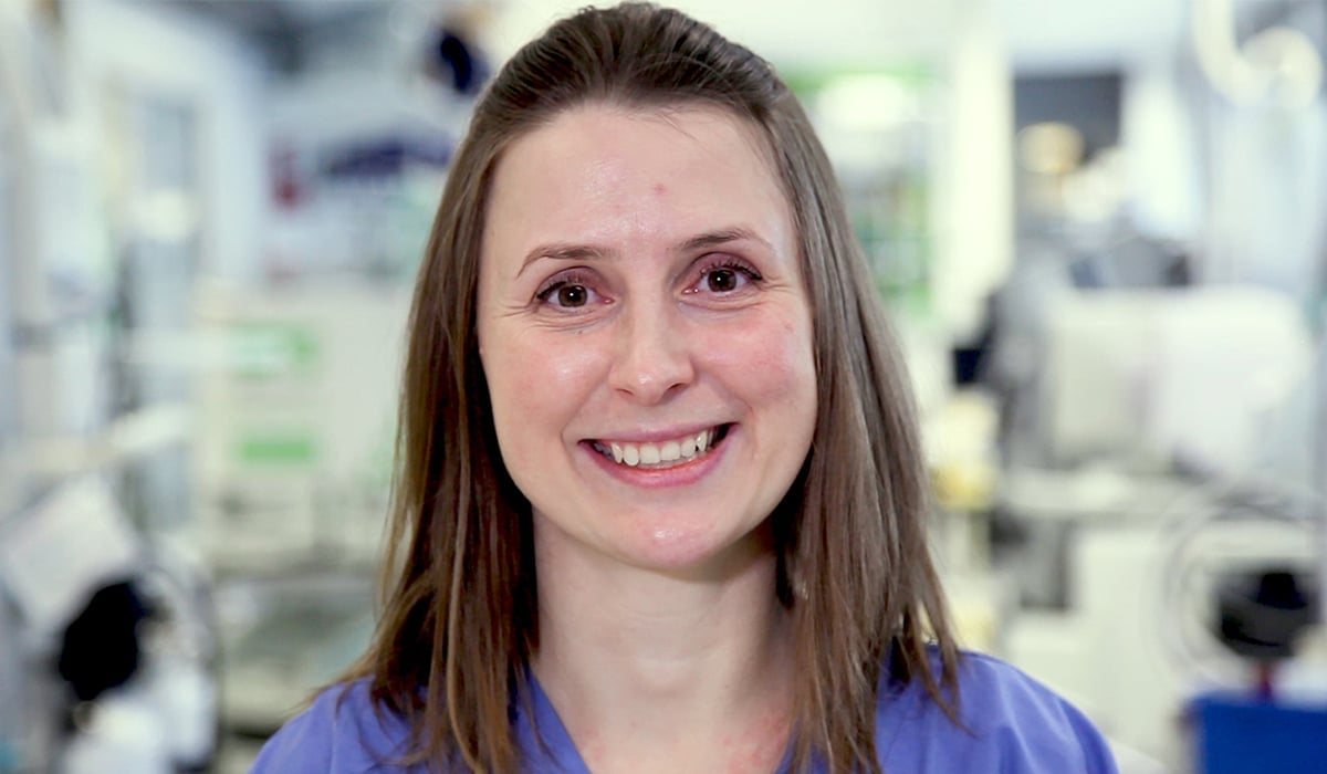 Porträttbild på Anna klädd i sjukhuskläder