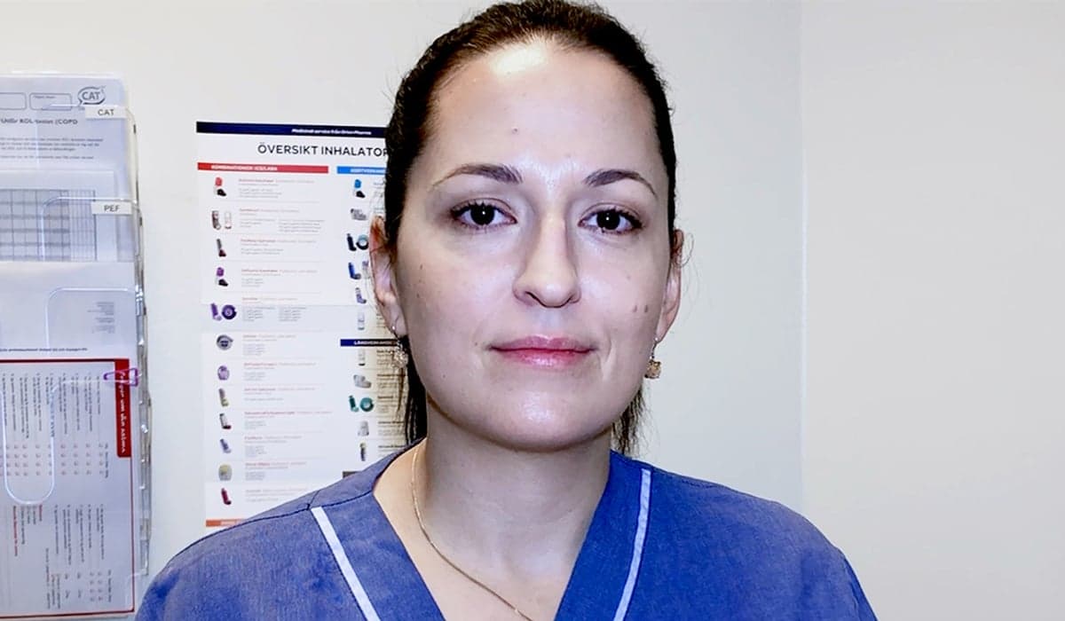 Porträttbild på Anna, klädd i sjukhuskläder