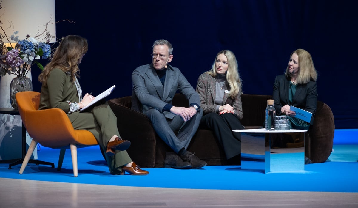 Foto på panelen som sitter i en soffa och pratar med moderatorn.