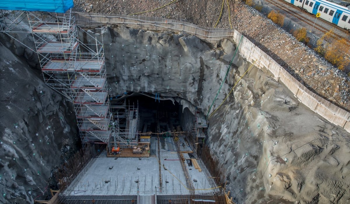 Ingång till en underjordisk tunnel vid en större byggarbetsplats