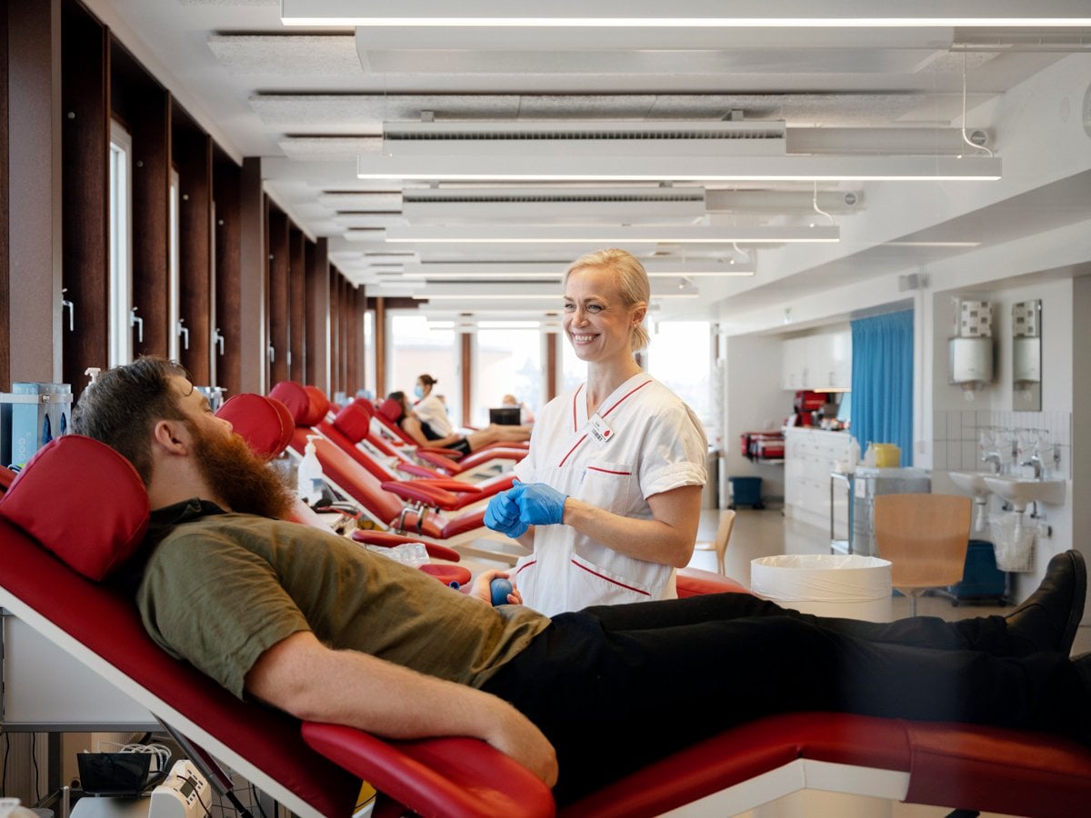 En sjuksköterska samtalar med en blodgivare