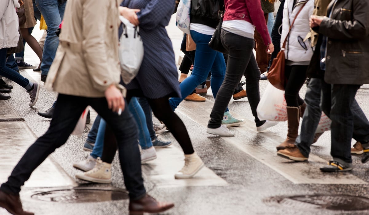 Människor går över övergångsställe