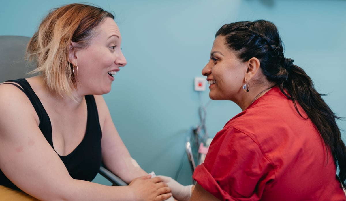 Patient och vårdperson i en vårdsituation