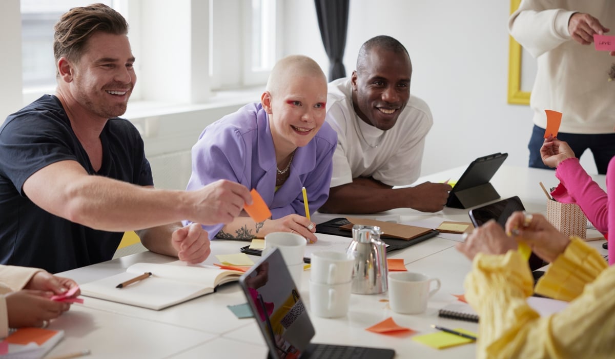 Kollegor på kontor har möte i konferensrum
