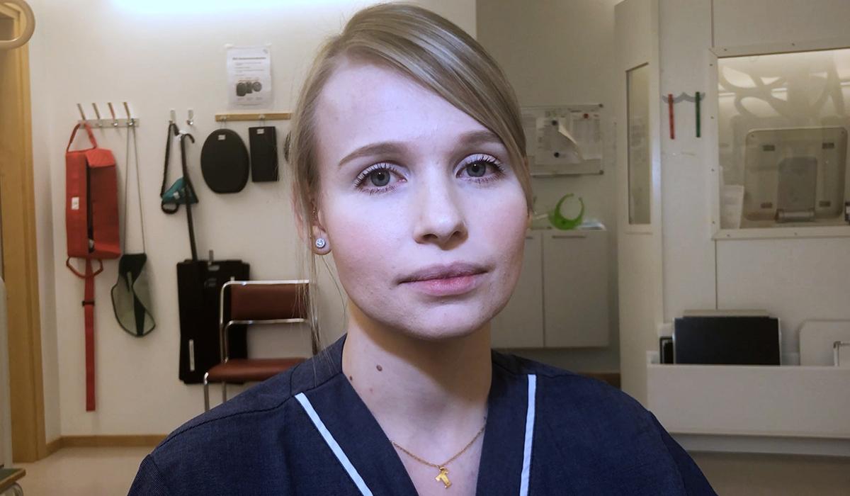 Porträttbild på Tayla, klädd i sjukhuskläder