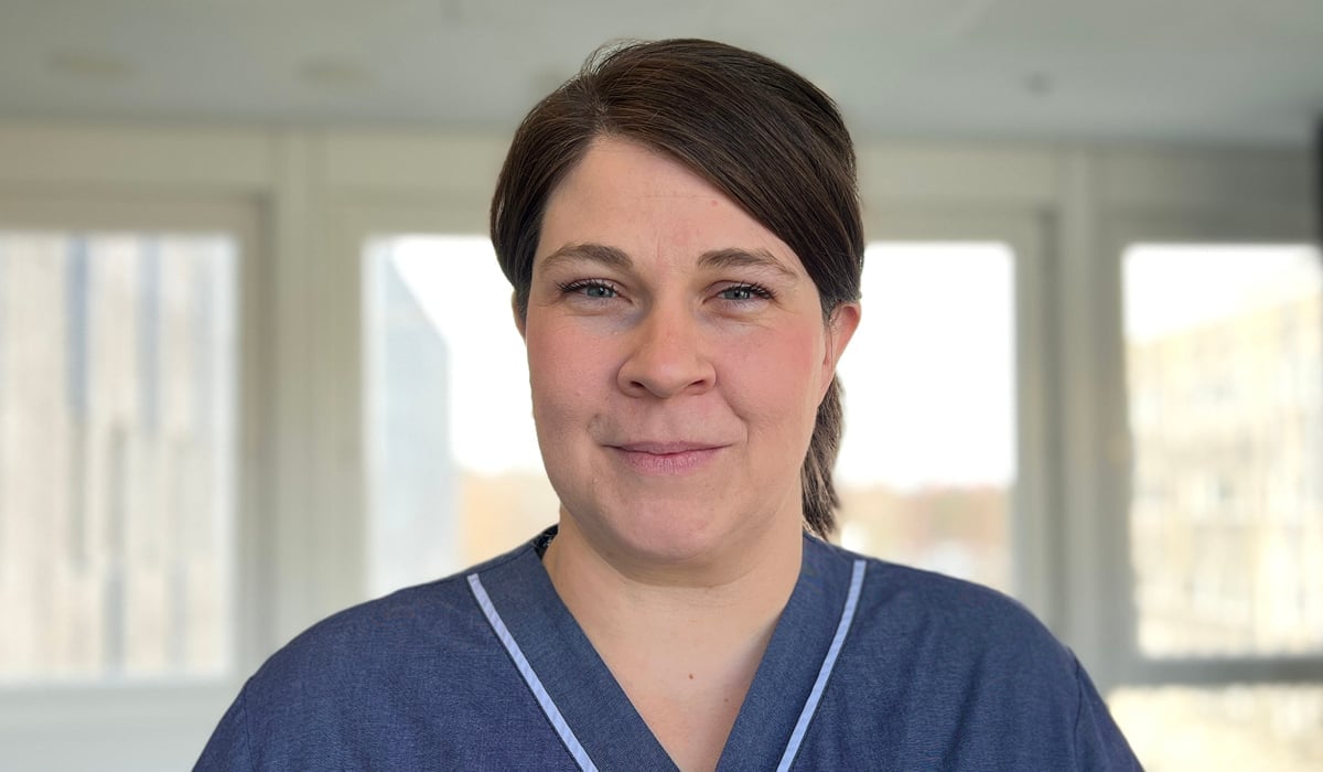 Porträttbild på Annie, klädd i sjukhuskläder