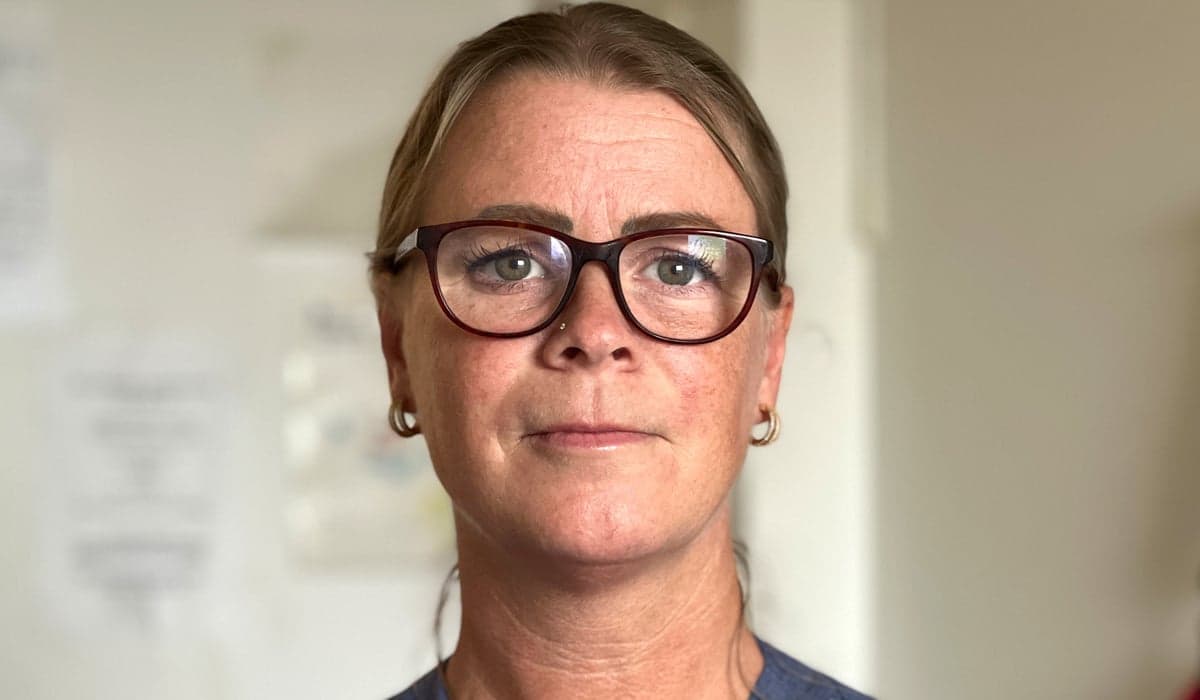 Porträttbild på Helene, klädd i sjukhuskläder