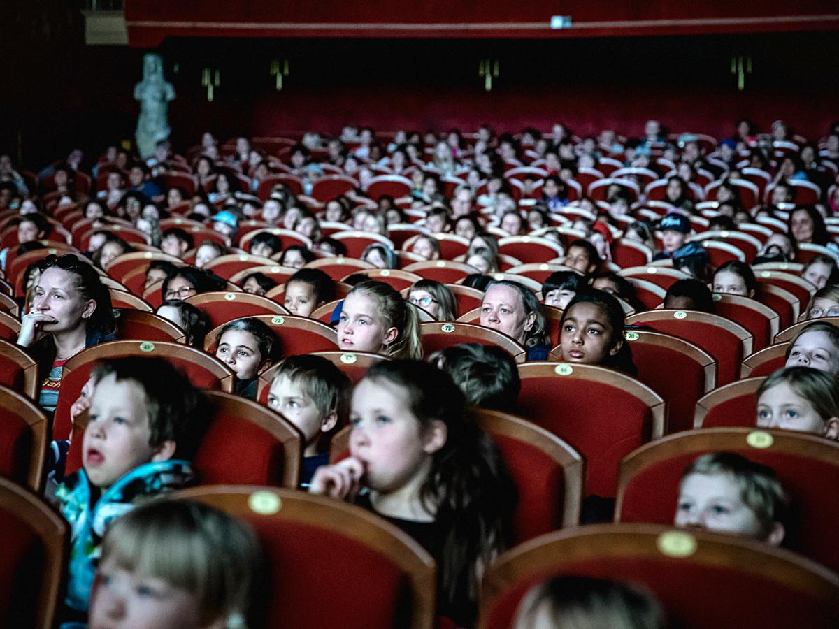 Bild över biosalong fylld med barn som tittar på film