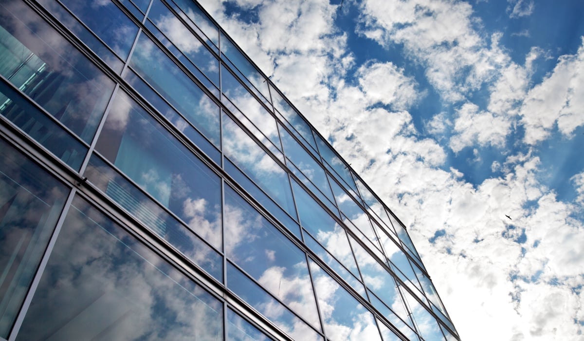 En hög kontorsbyggnad med många fönster en mulen dag.