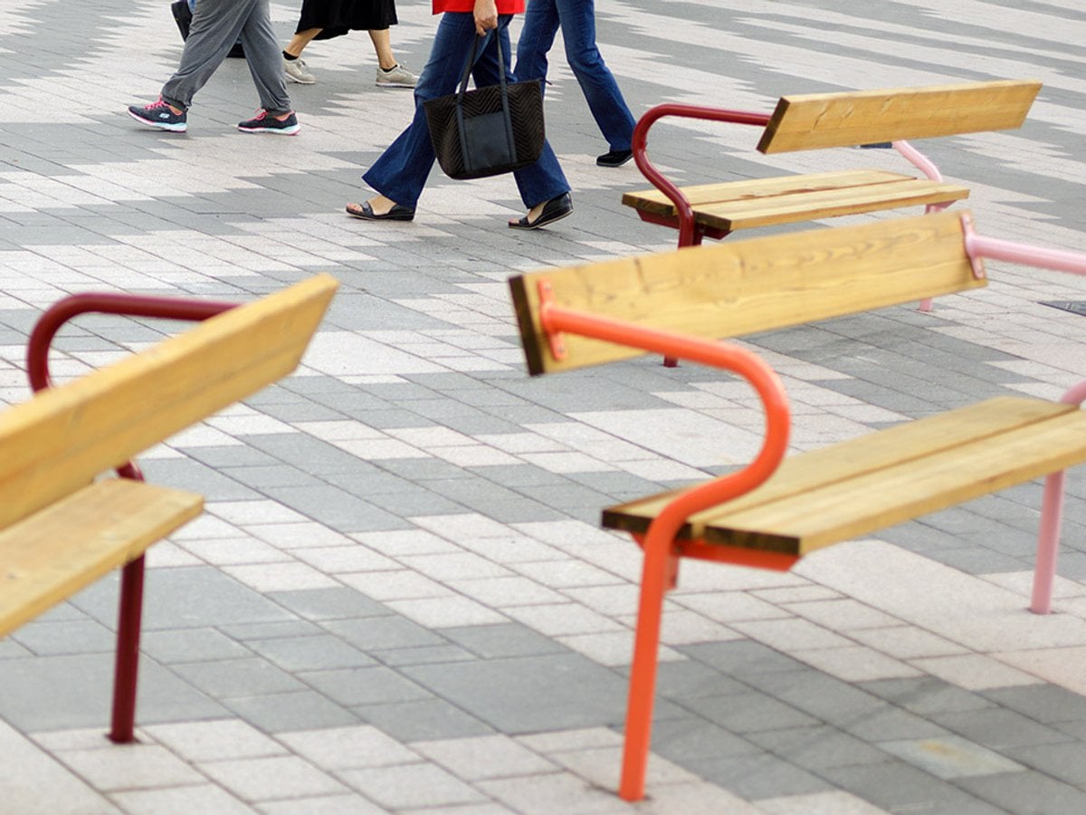 Tre bänkar på Hagaplan.