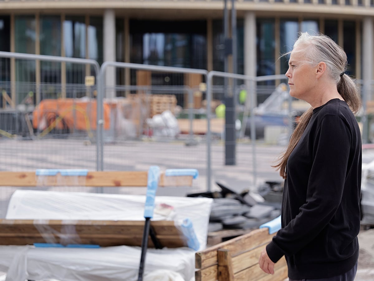 Johanna står på Hagaplan under byggnation.