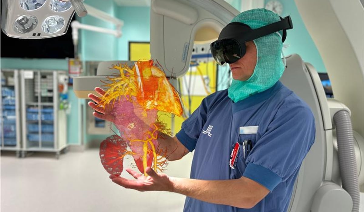 En vårdpersonal som har på sig vr-glasögon