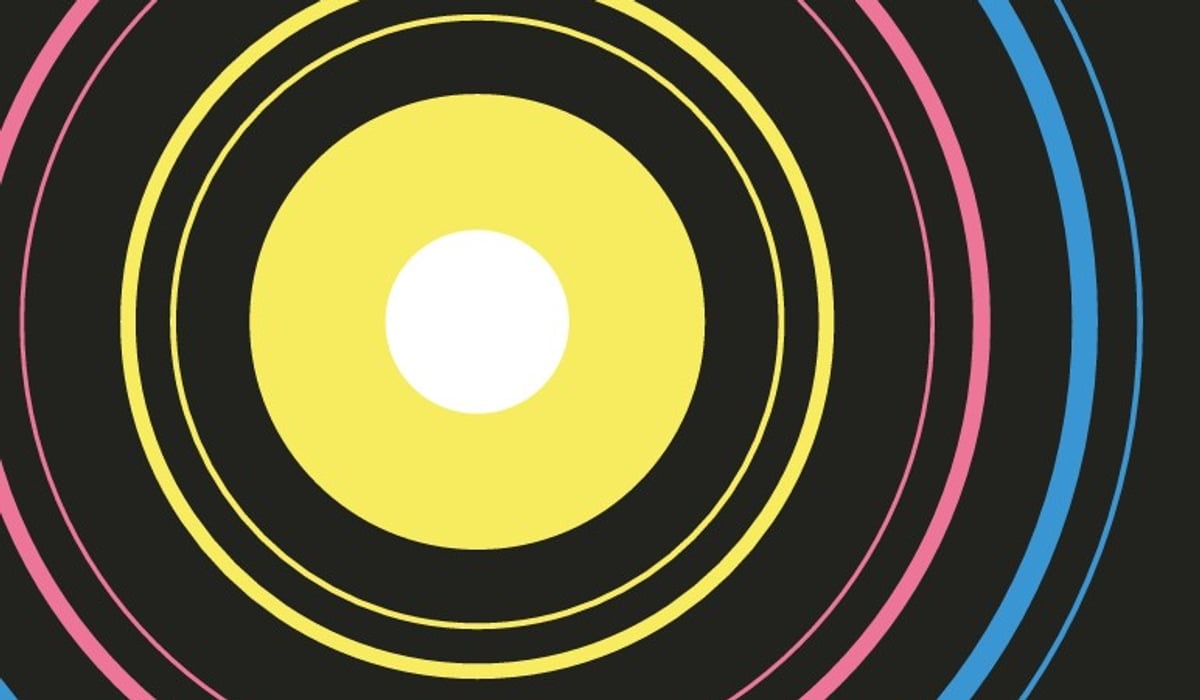 En svart bakgrund med färgglada cirklar i mitten.