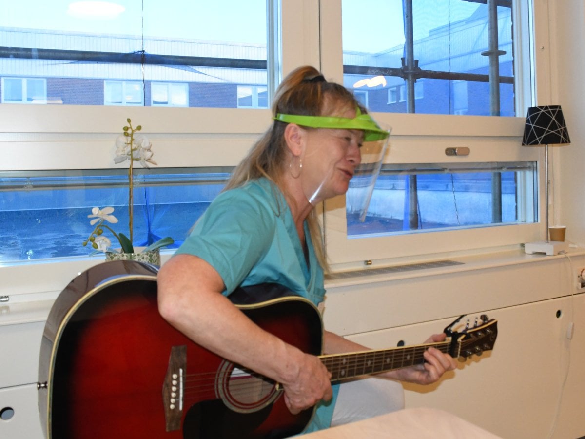 Kvinna spelar gitarr