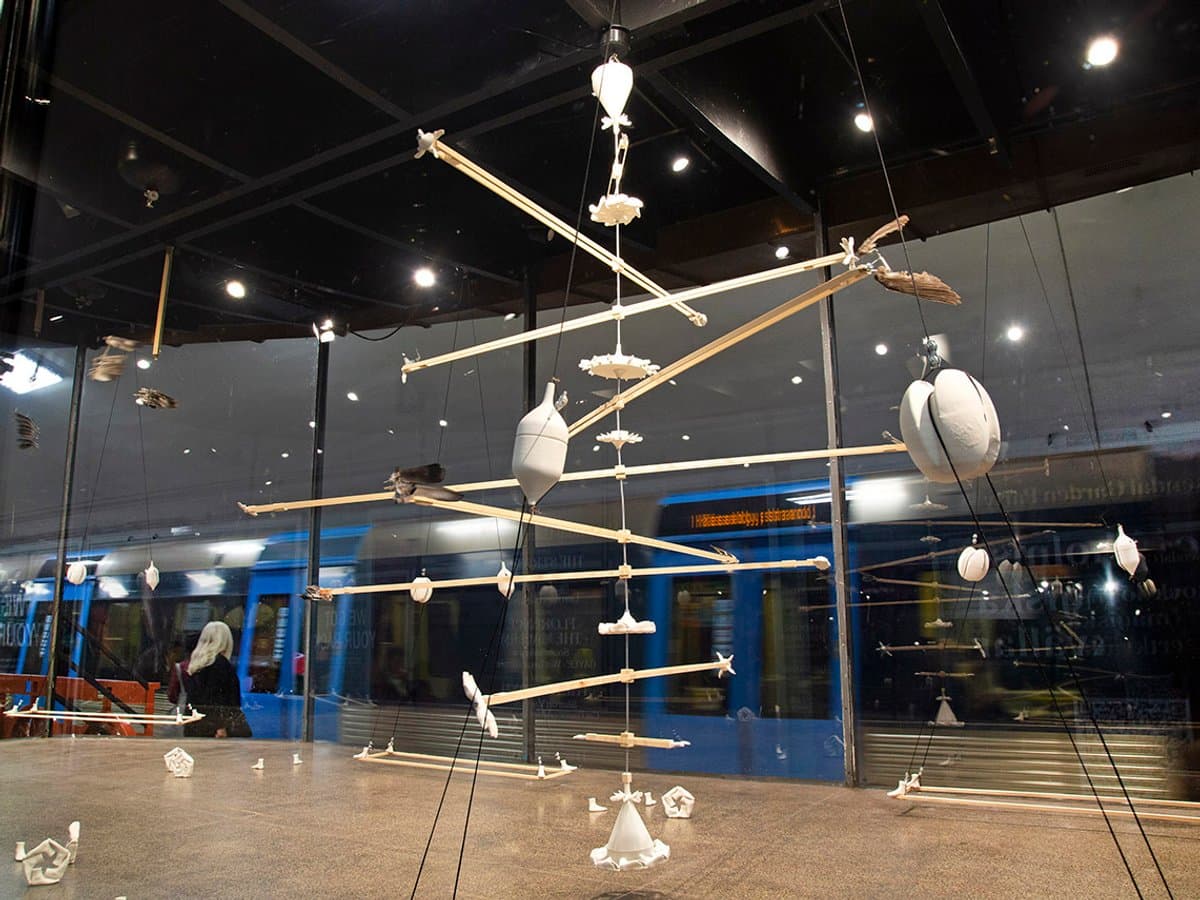 Hängande porslinsobjekt i mobiler hänger i taket i montern.