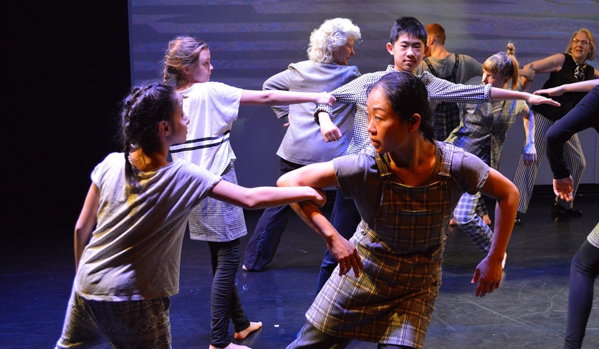 Dansande människor som krokar arm