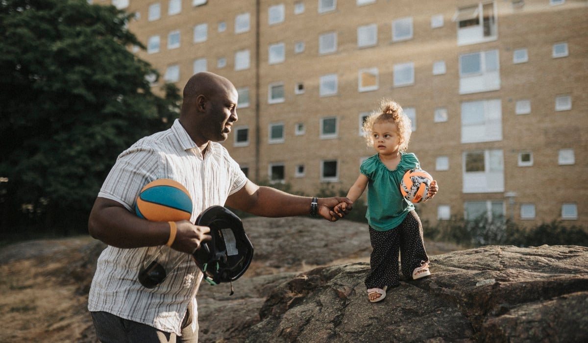 Familj leker utomhus