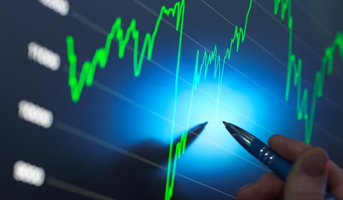 Graf. Hand med penna.