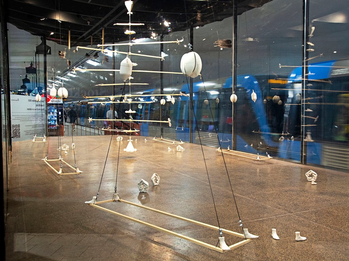 Hängande porslinsobjekt i mobiler hänger i taket i montern.