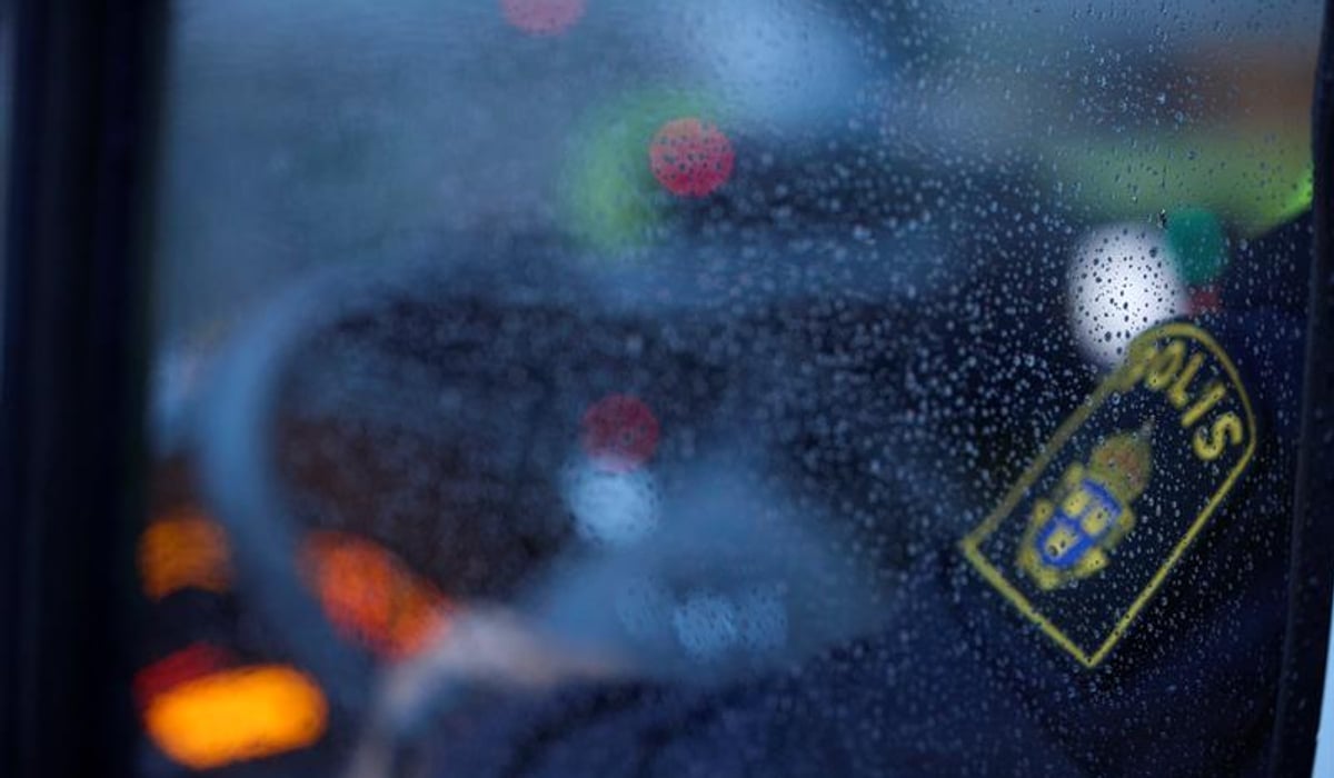 Suddig bild in genom bilruta. Ratt och arm på polis.