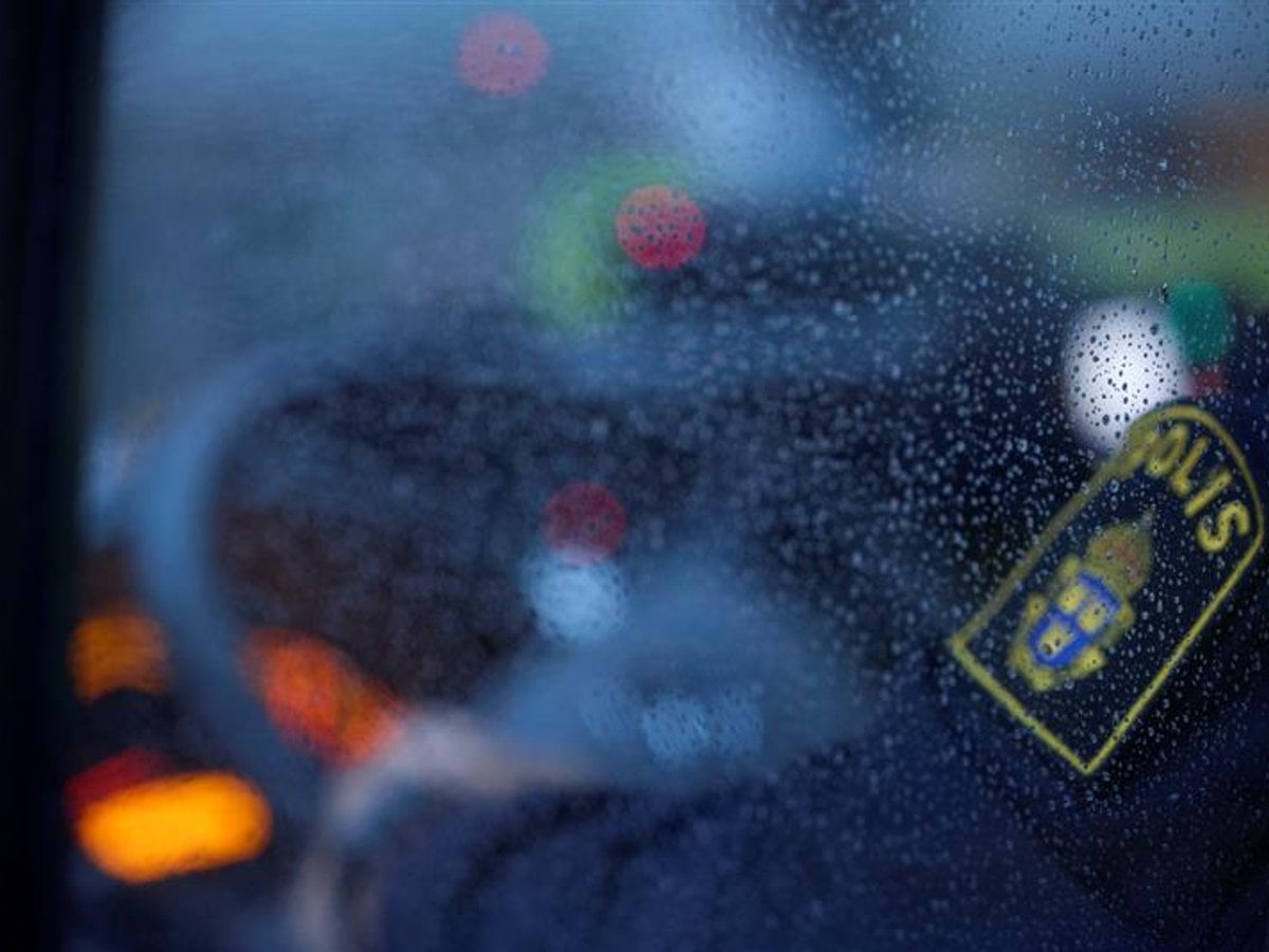 Suddig bild in genom bilruta. Ratt och arm på polis.