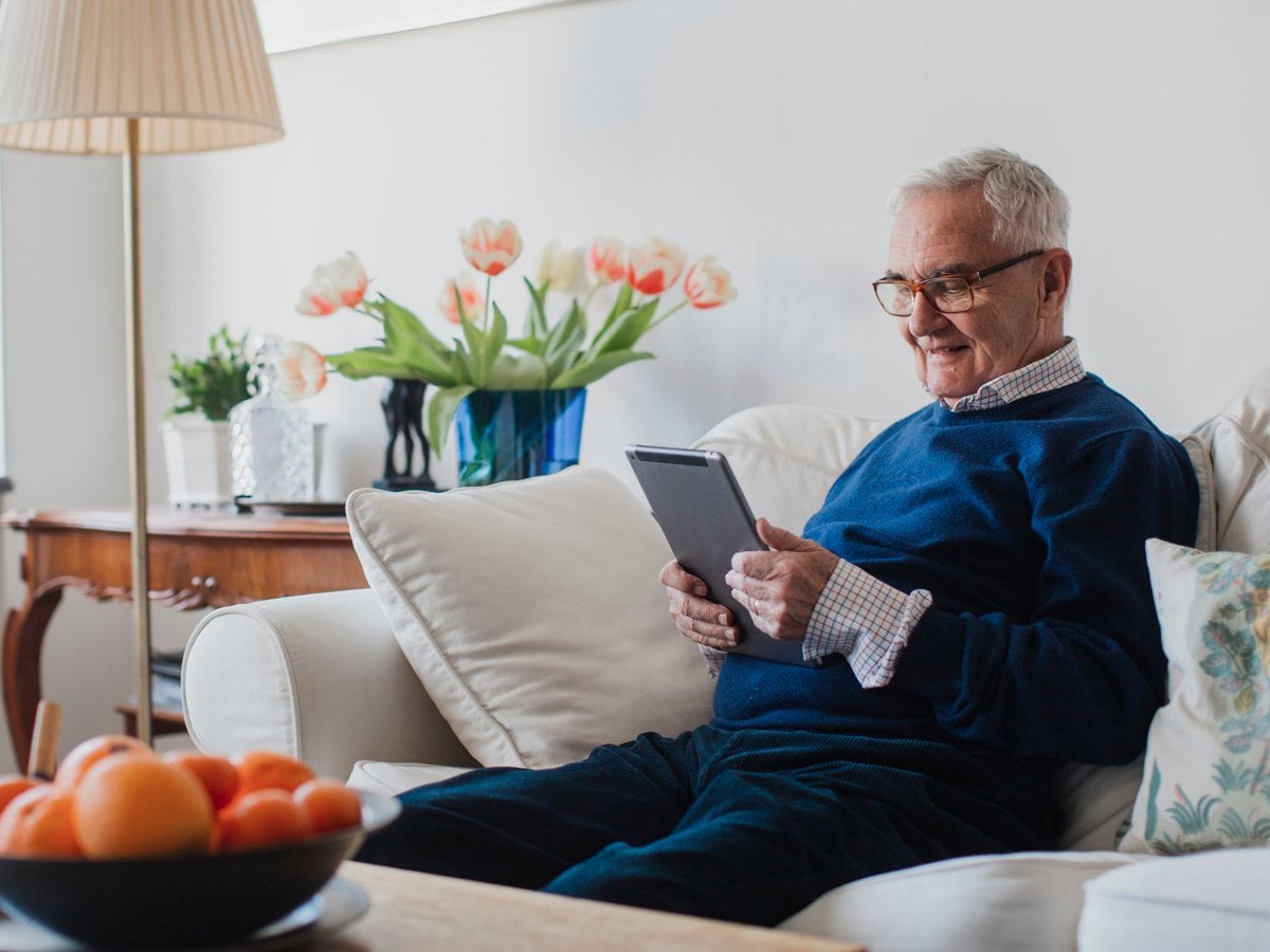 Person i en soffa tittar på en läsplatta.