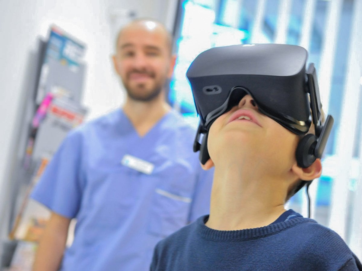 Pojke med VR-glasögon.
