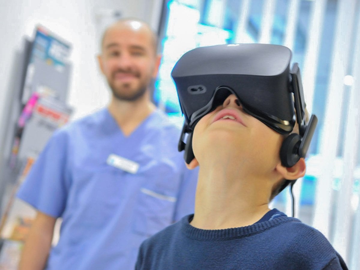 Pojke med VR-glasögon.