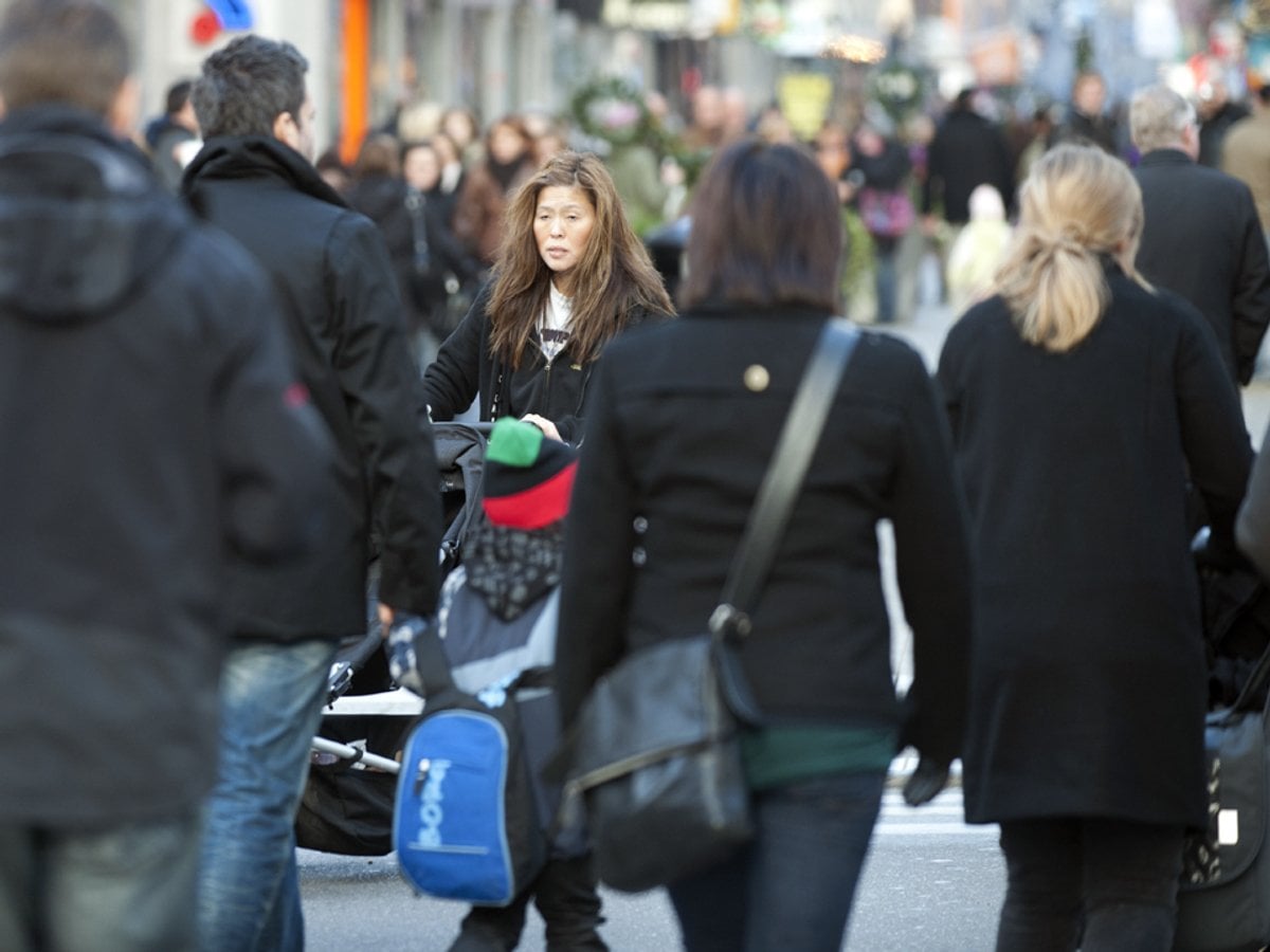Foto på människor som går på en gata