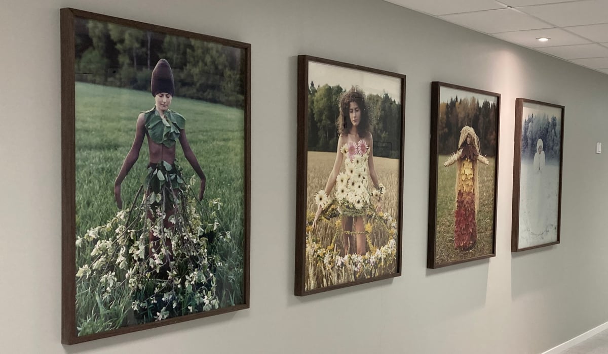 En lång korridor med målningar på väggen.