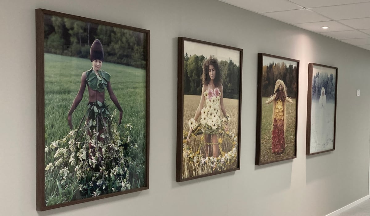 En lång korridor med målningar på väggen.