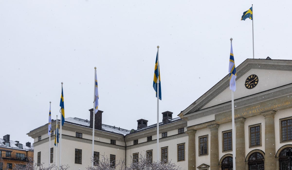 Sverigefinska och svenska flaggor hissade utanför landstingshuset.