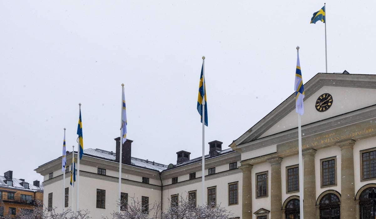 Sverigefinska och svenska flaggor hissade utanför landstingshuset.