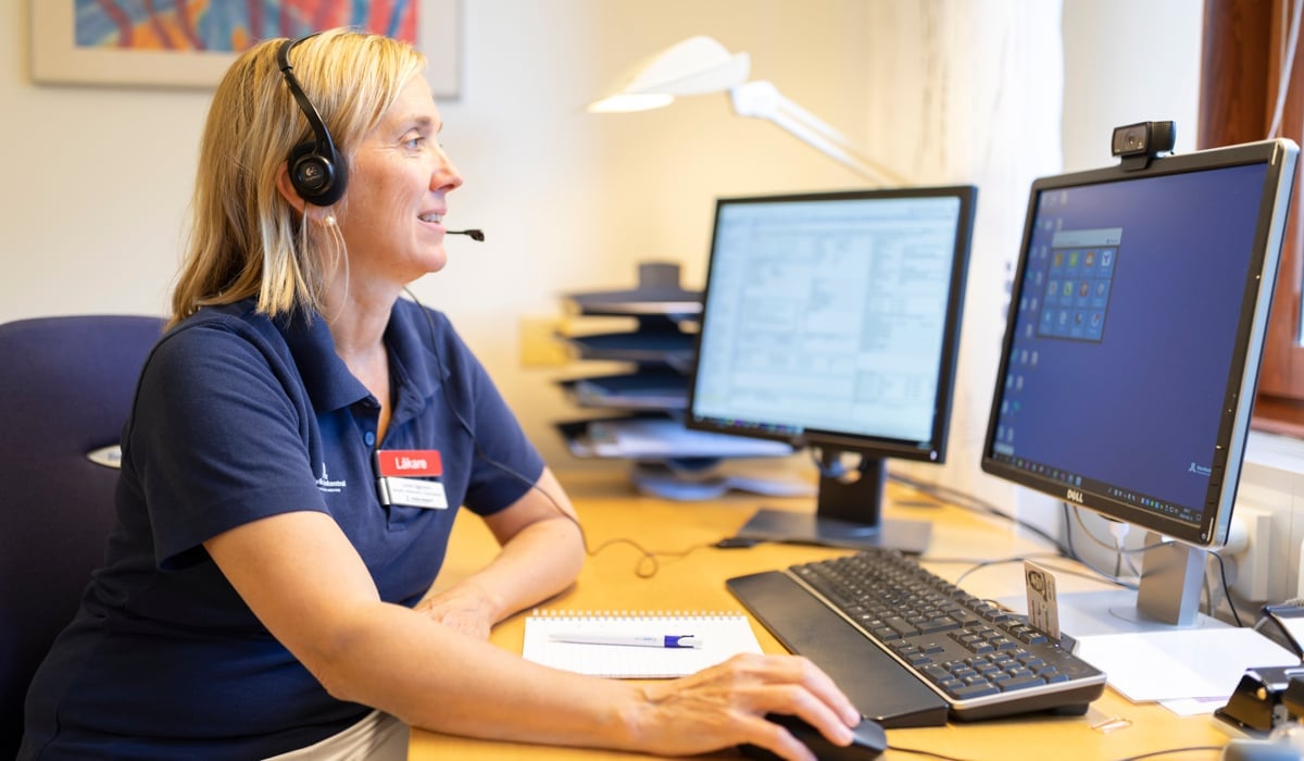 Bild på läkare som pratar i telefon