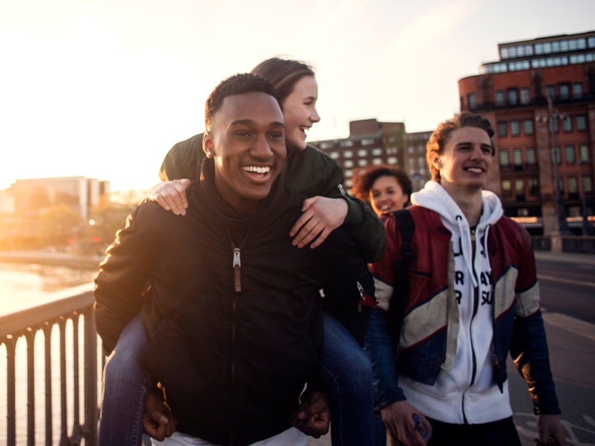 Ungdomar i centrala Stockholm med solnedgång i bakgrunden