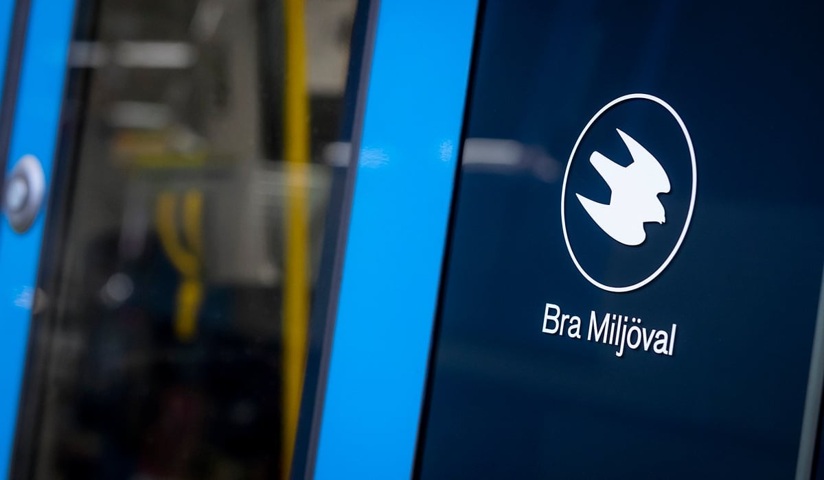 En närbild av en bussdörr med en logotyp på.