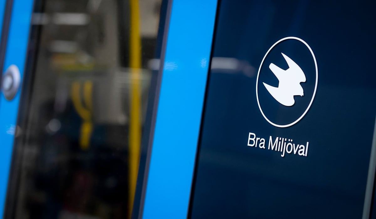 En närbild av en bussdörr med en logotyp på.