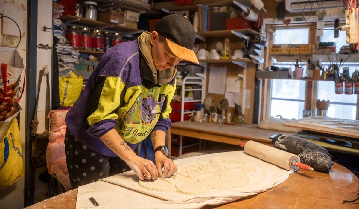 En kvinna i keramikateljén.