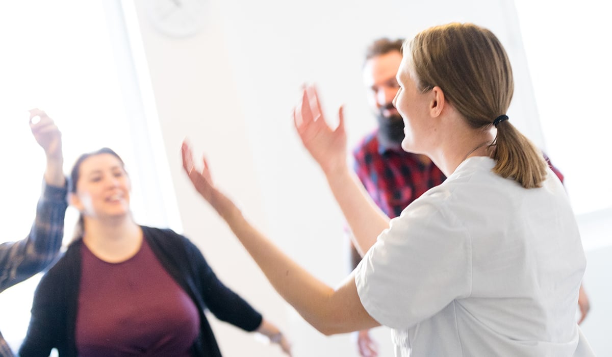 En grupp människor som står runt varandra.