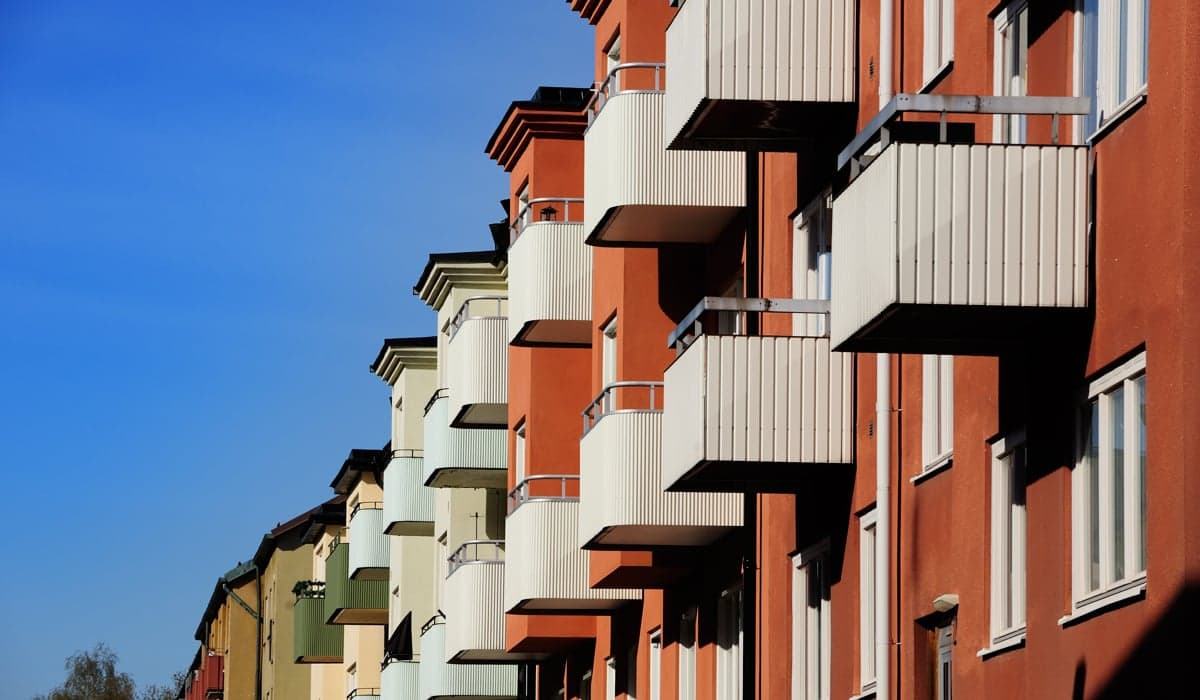 Bostäder med små vita balkonger.