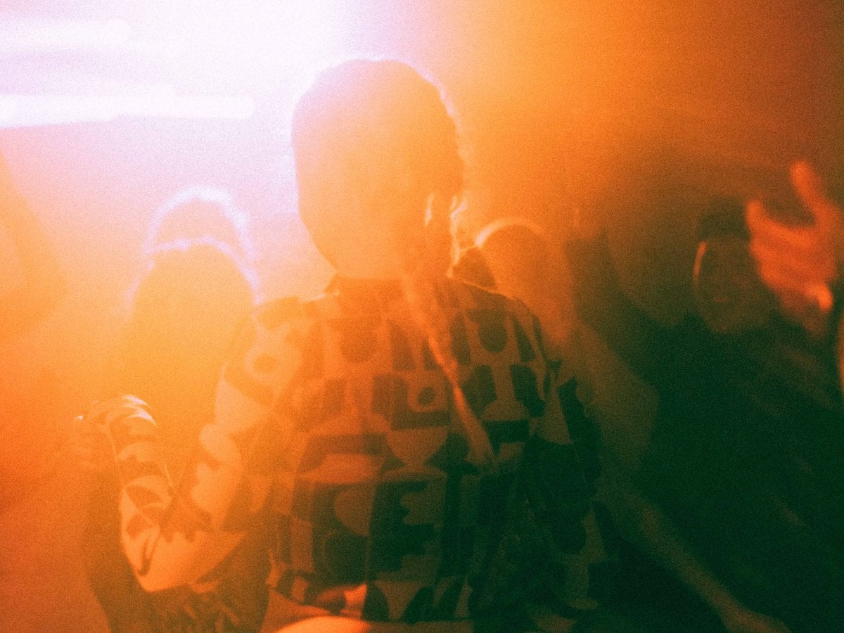 Ungdomar dansar på ett dansgolv i strålkastarljus