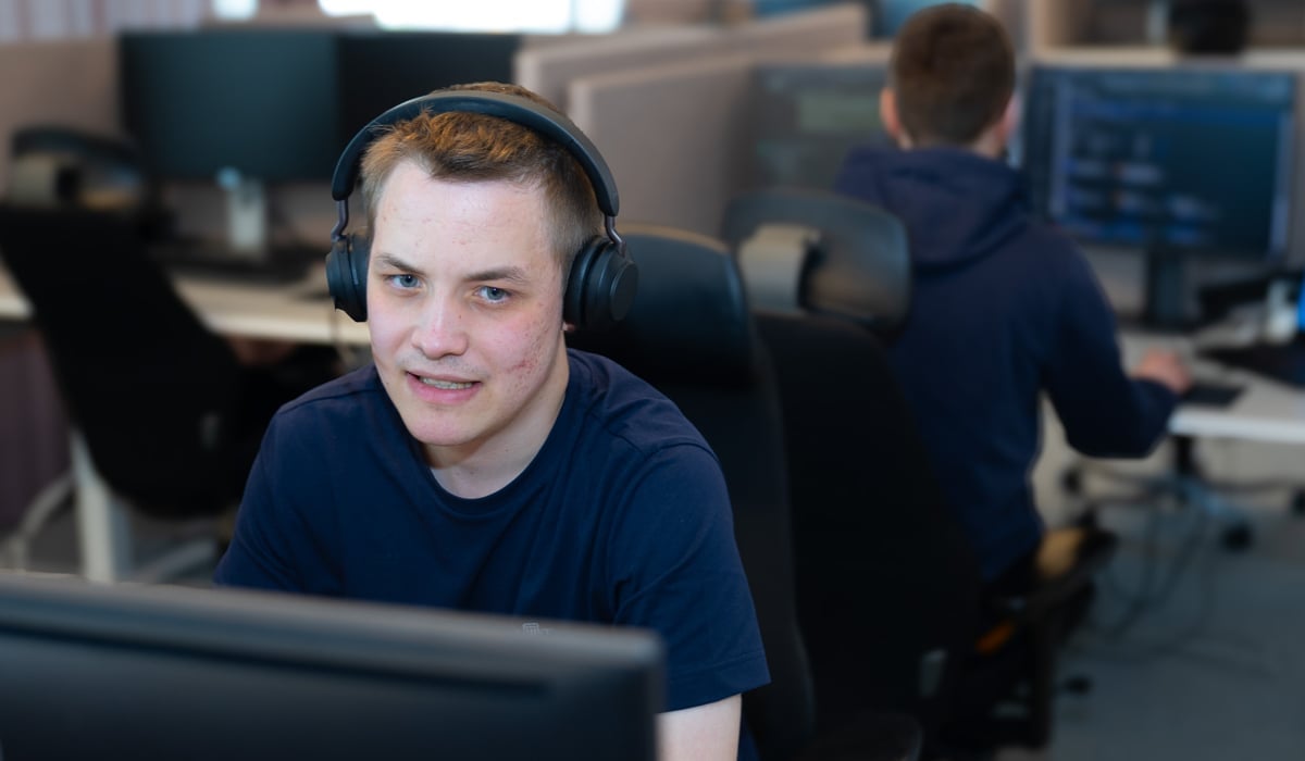 It-tekniker i telefonsamtal med kund