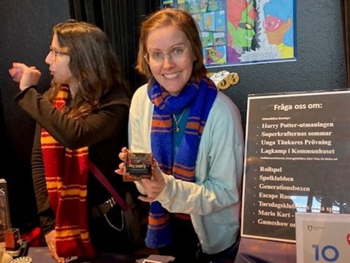 Två bibliotekarier bakom ett mässbord.